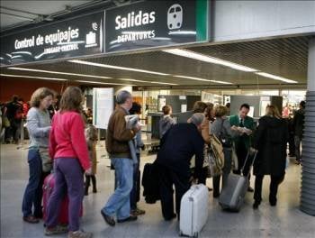 Los pasajeros pasan por el control de equipajes de la estación de Atocha (Madrid) tras el anunción de Renfe que ha reforzado sus servicios ferroviarios con 3.400 plazas adicionales. (Foto: MONDELO)
