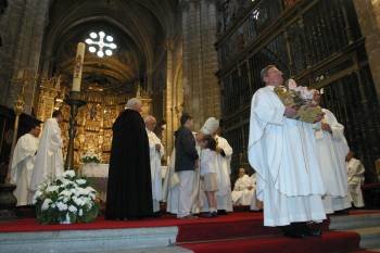 El obispo saluda a una niña tras la entrega de la imagen de Santa Mariña. (Foto: JOSÉ PAZ)