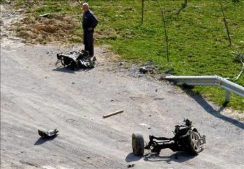 Un hombre observa los restos dejados tras un accidente en la localidad guipuzcoana de Usurbil, en el que fallecieron cuatro personas. (Foto: JAVIER ETXEZARRETA)