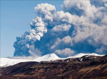 El volcán subterráneo del glaciar Eyjafjallajökull escupe una gran columna de ceniza. (Foto: S. OLAFS)