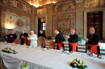 Papa Benedicto XVI, durante un almuerzo que le ofrecen los cardenales que viven en Roma. (Foto: EFE)