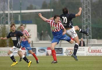 Pablo Barreal, goleador ayer del Ourense, intenta cabecear un balón ante Quintairos. (Foto: DXT)