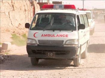 Dos ambulancias trasladan los cuerpos sin vida de los niños que han muerto tras estallar una bomba en Kandahar. (Foto: EFE)
