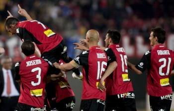 Los jugadores del Mallorca celebran el segundo gol. (Foto: MONTSERRAT T. DÍEZ)