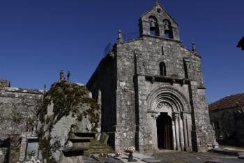 Fachada principal de la iglesia de Santa Comba, en la parroquia de Maside. (Foto: XESÚS FARIÑAS)