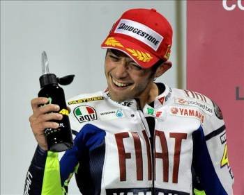 Valantino Rossi, celebrando su triunfo en el GP de Qatar. (Foto: EFE)