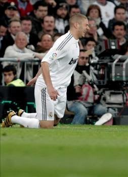 El delantero francés del Real Madrid, Karim Benzema, de rodillas durante el partido frente al FC Barcelona. (Foto: JAVIER LIZÓN)