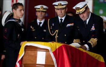 El Rey Don Juan Carlos impone la Medalla al Merito Naval con distintivo amarillo a uno de los militares fallecidos en Haiti. (Foto: JOSÉ MANUEL VIDAL)