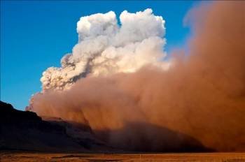 El volcán islandés Eyjafjalla, en erupción desde hace el pasado miércoles. (Foto: VULHEM G.)