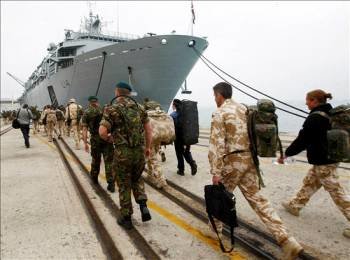  Medio millar de soldados del tercer Regimiento de Fusileros del Ejército Británico que regresaban de Afganistán han embarcado hoy en Santander en el buque de la Armada 'HMS Albion' junto a otros 250 civiles. (Foto: ESTEBAN COBO)