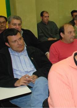 Víctor Cobo, primero por la izquierda, en una asamblea.