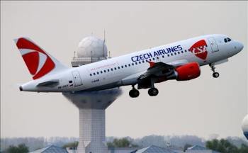 Un avión de Czech Airlines despega del aeropuerto Okecie de Varsovia. (Foto: EFE)