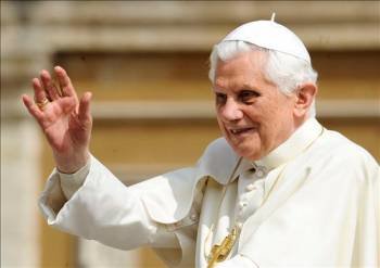 El papa Benedicto XVI saluda a sus fieles durante la audiencia pública de los miércoles que se celebra en la Plaza de San Pedro. (Foto: GIUSEPPE GIGLIA)