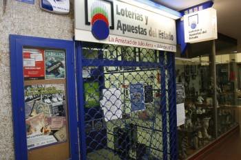 Una de las Administraciones de Lotería que ayer permanecía cerrada en Ourense. (Foto: MIGUEL ÁNGEL)