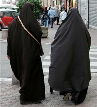 Imagen de archivo tomada el 14 de mayo de 2007 que muestra a dos mujeres musulmanas paseando por una calle de Douai, (al norte de Francia). (Foto: EFE)