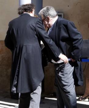 Un hombre ayuda a José Emilio Pacheco con sus pantalones.