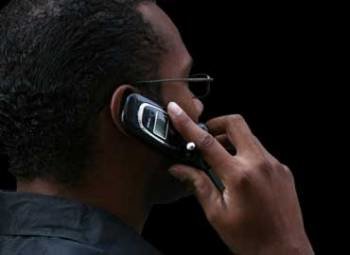 Un hombre habla por su teléfono móvil. (Foto: ARCHIVO)