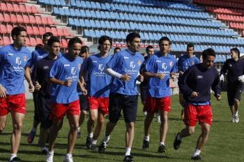 Varios jugadores del Ourense, ayer durante el entrenamiento.