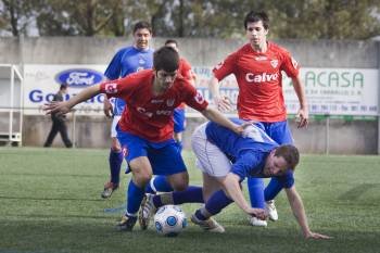 Un futbolista del Bergantiños pelea la pelota con un rival. (Foto: DxT)