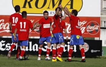 Adrián Quintairos celebra con Nuno y sus compañeros de equipo el tercer gol local.