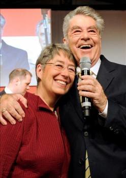 El presidente austriaco Heinz Fischer y su esposa Margit celebran la victoria en Viena. (Foto: ROBERT JAEGER)