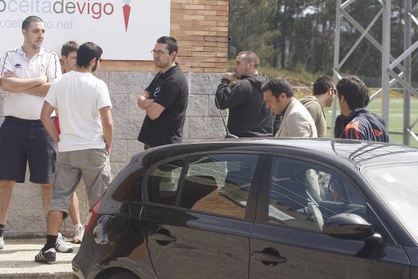 Eusebio Sacristán y Noguerol, en el momento de encontrarse con los Celtarras en A Madroa. Foto: j.v. landín