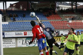 Martín intenta rematar con la cabeza un balón en el partido de la primera vuelta ante el Lalín. (Foto: MIGUEL ÁNGEL)