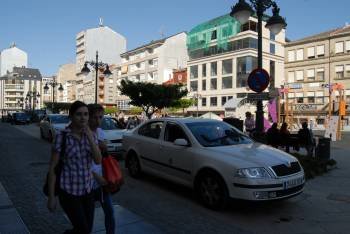 Taxis estacionados en la parada de la plaza de la Alameda de O Carballiño. (Foto: EVA DOMÍNGUEZ)