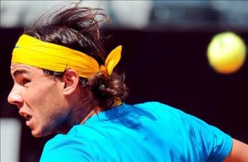El tenista español Rafael Nadal le devuelve una bola al alemán Philipp Kohlschreiber. (Foto: Ettori Ferrari)