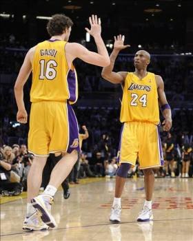 Pau Gasol y Kobe Bryant chocan sus manos. (Foto: ANDREW GOMBERT)