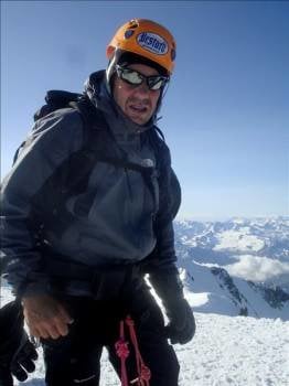 Fotografía de archivo, tomada el pasado verano, del montañero Tolo Calafat durante un ascenso al Mont Blanc.