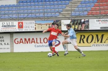 Adrián Padrón conduce el balón ante la presión de un rival del Vilalonga en O Couto. (Foto: MARTIÑO PINAL)