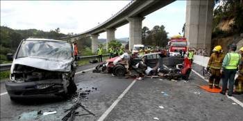 Estado en que quedaron el turismo marca Peugeot y la furgoneta marca Mercedes, implicados en el accidente. (Foto: SXENICK)