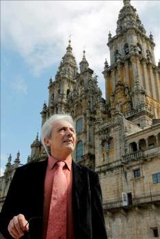 El investigador francés Albert Fert, premio Nobel de Física 2007, en la Praza do Obradoiro. (Foto: LAVANDEIRA JR.)