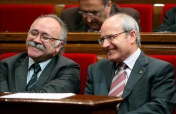 Josep Lluís Carod Rovira y José Montilla, durante el pleno. (Foto: ANDREU DALMAU)