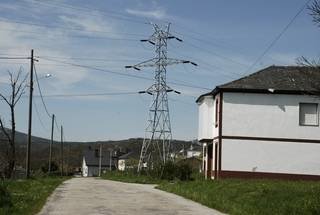 Torreta de alta tensiónen el pueblo de San Mamede (Foto: L.B.)