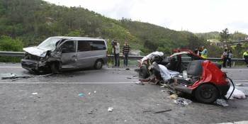 Aspecto que presentaban el jueves los dos vehículos implicados en el accidente de Caldas de Reis. (Foto: SXENICK)