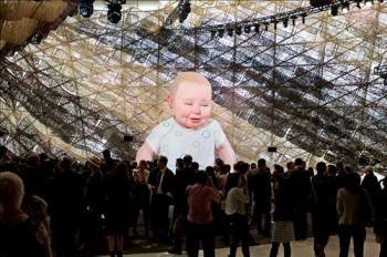  Cientos de personas visitan el espacio de Isabel Coixet, en el que se exhibe a Miguelín, un bebé de seis metros y medio de alto que se mueve, sonríe e invita a los visitantes a pensar en el futuro, durante la inauguración del Pabellón de España. (Foto: D