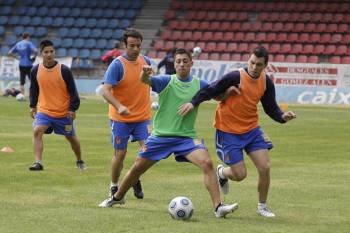Los jugadores del Ourense, ayer durante el entrenamiento en O Couto. (Foto: XESÚS FARIÑAS)
