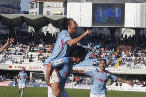 Michu y López Garai celebran el gol del asturiano ante la presencia de Hugo Mallo, ayer en Balaídos. Foto: j.v. landín
