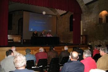 Un momento de la presentación del grupo, presidido por Armada, Fernández y Boo, en Celanova. (Foto: L.F.)