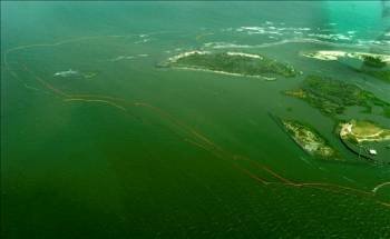 Vista aérea en la que se ve una barrera desplegada para proteger la Isla Breton, en Venice. (Foto: PAUL BUCK)