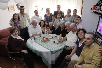 La familia, casi al completo, celebró el pasado domingo el 110 aniversario de Rosa Martínez. (Foto: Xesús Fariñas)