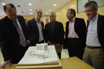 Mato, Gálvez, Gallego Jorreto, Alberto Gago y Jaime Cabeza observan la maqueta del proyecto, cuya elaboración costó 69.000 euros. (Foto: Martiño Pinal.)
