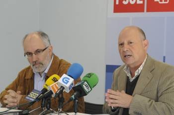 Alberto Fidalgo (derecha), con Miguel Fidalgo, durante la comparecencia en la sede del PSOE. (Foto: Martiño Pinal)
