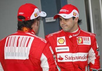 Massa saluda a Alonso en el último gran premio de Fórmula 1.