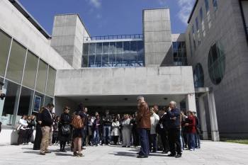 Profesores y alumnos del Campus de Ourense guardaron un minuto de silencio en la mañana de ayer por Manuel de la Fuente. (Foto: XESÚS FARIÑAS)