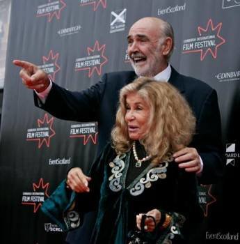 Sean Connery y su esposa.