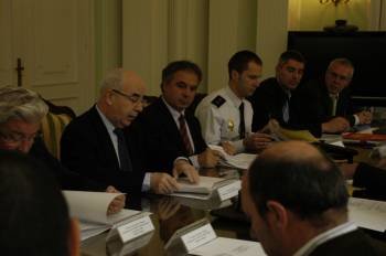 Un momento de la reunión, presidida por Camilo Ocampo, segundo por la izquierda.
