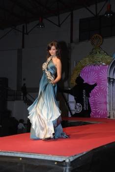 Una modelo exhibe un vestido de Marisú Miranda.